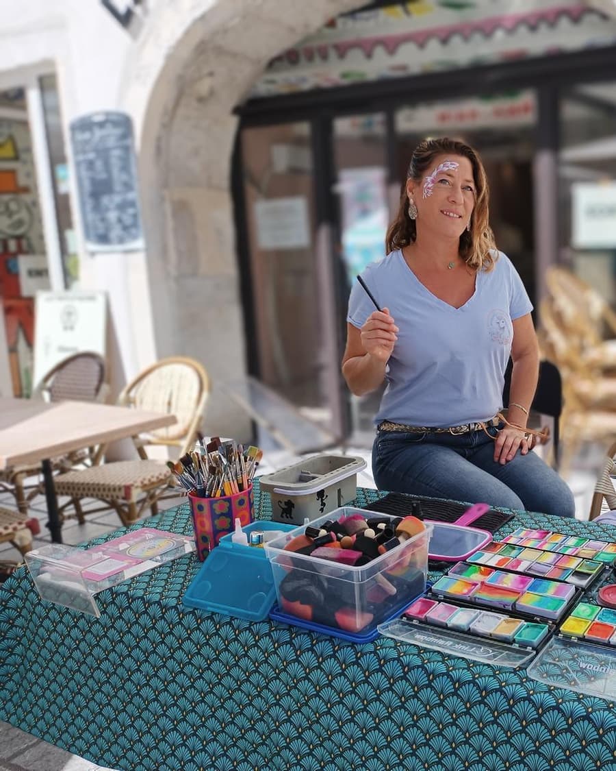 Katia Meyer, maquilleuse à Pau, à son stand lors d'un marché