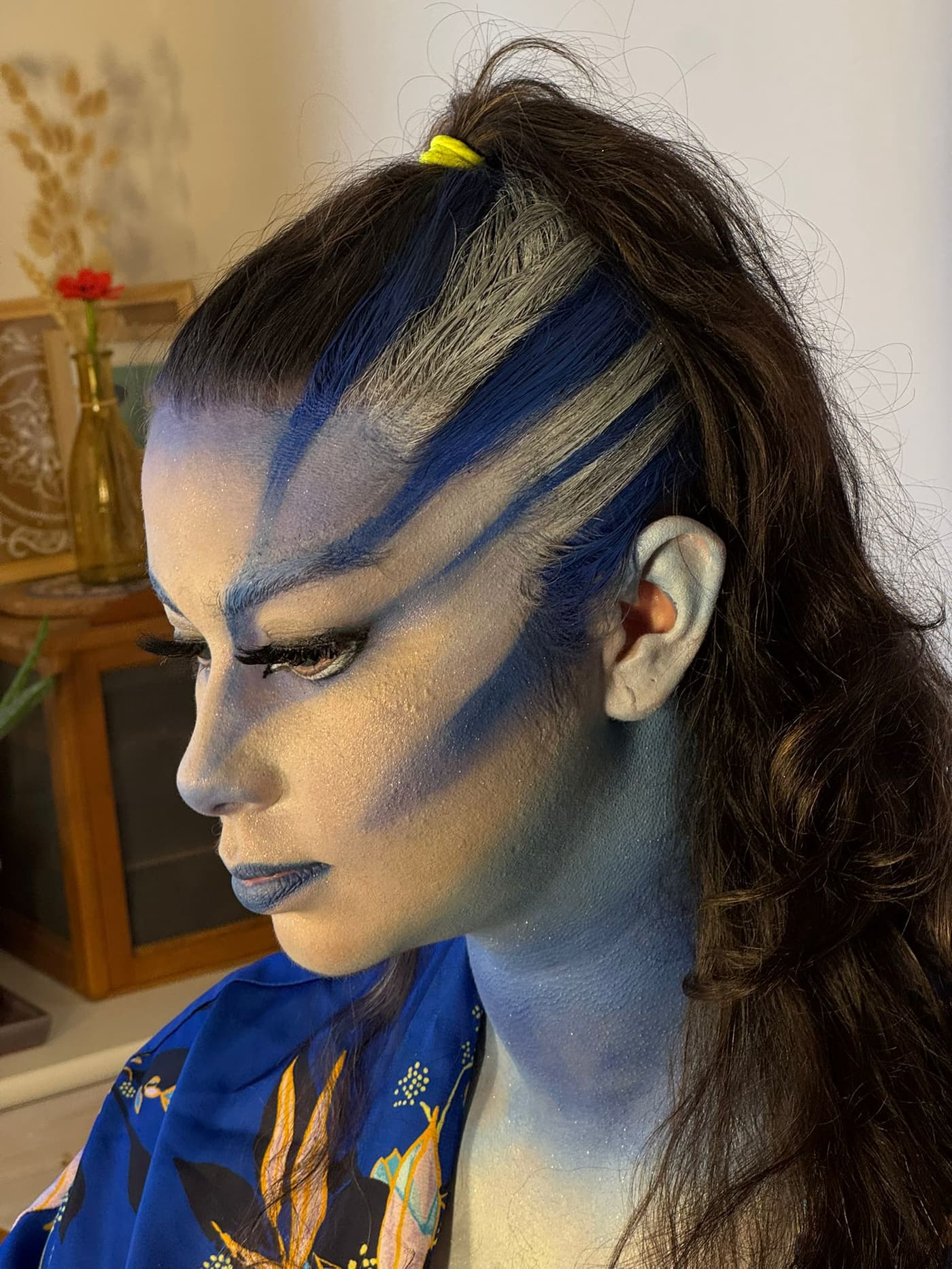 Transformation artistique du visage et du corps en bleu