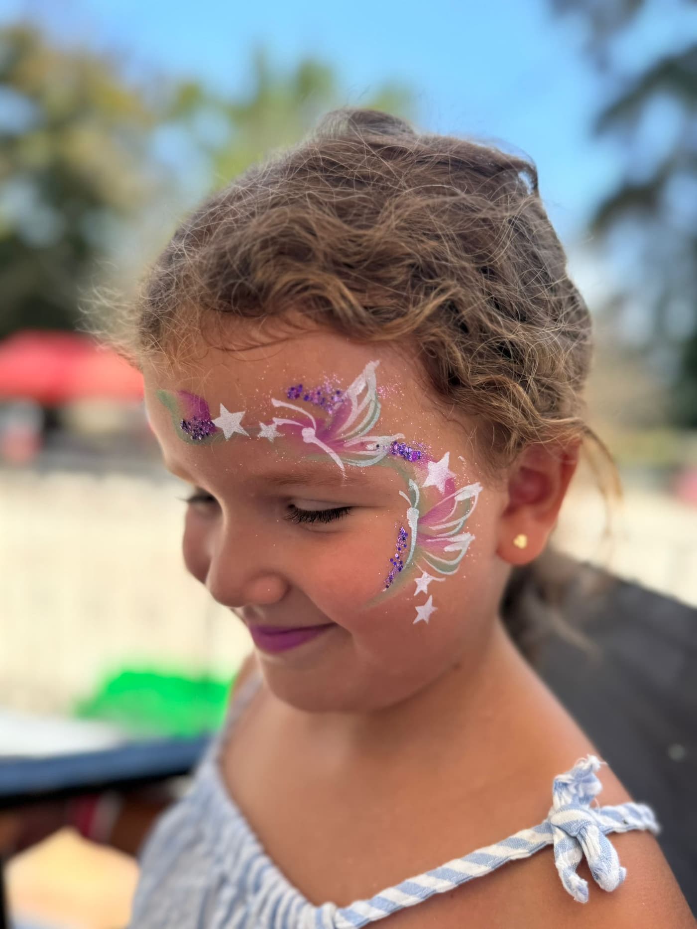 Enfant maquillé lors d'une fête