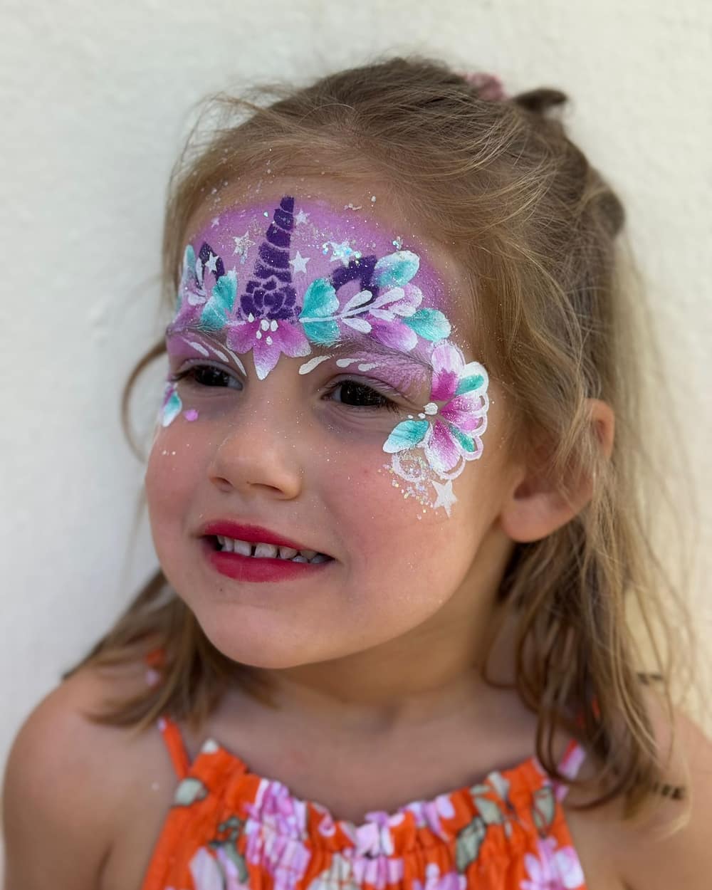 Maquillage de licorne fleuri sur une enfant, à Pau