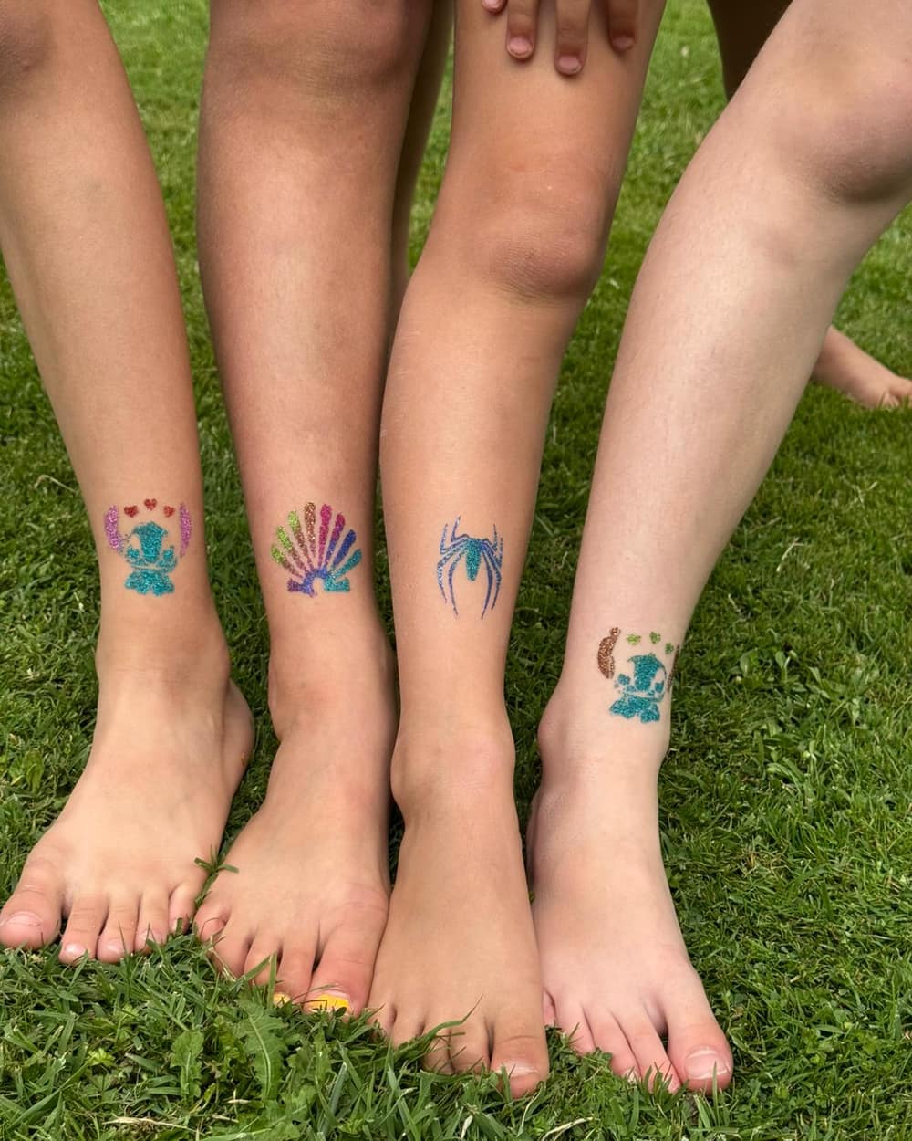 Tatouages à paillettes sur des enfants lors d'une fête
