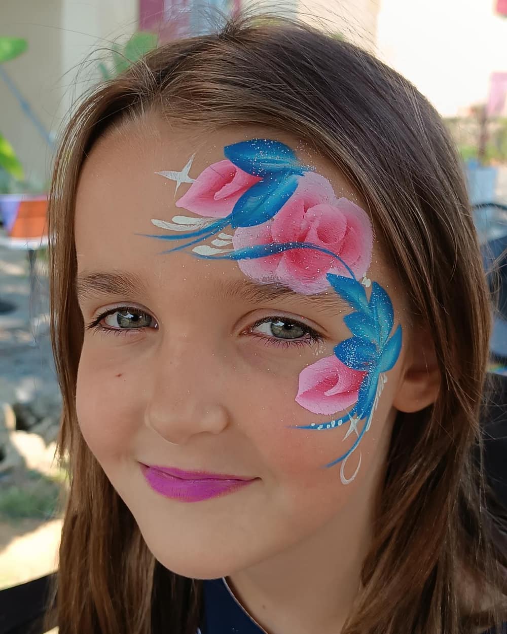 Maquillage artistique fleuri sur le visage d'une enfant