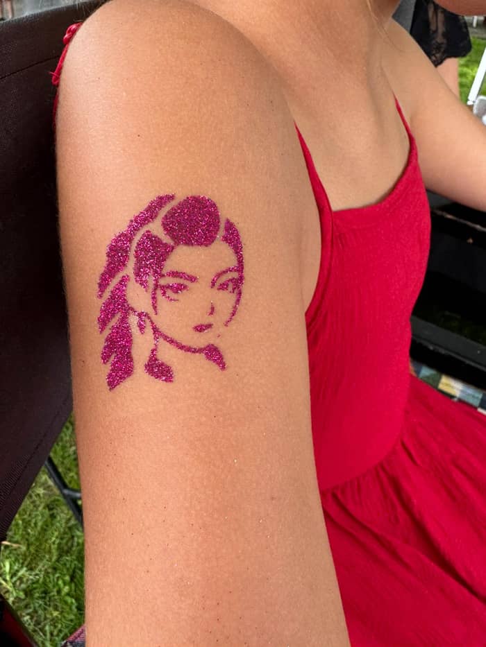 Tatouage à paillettes sur le bras d'une invitée