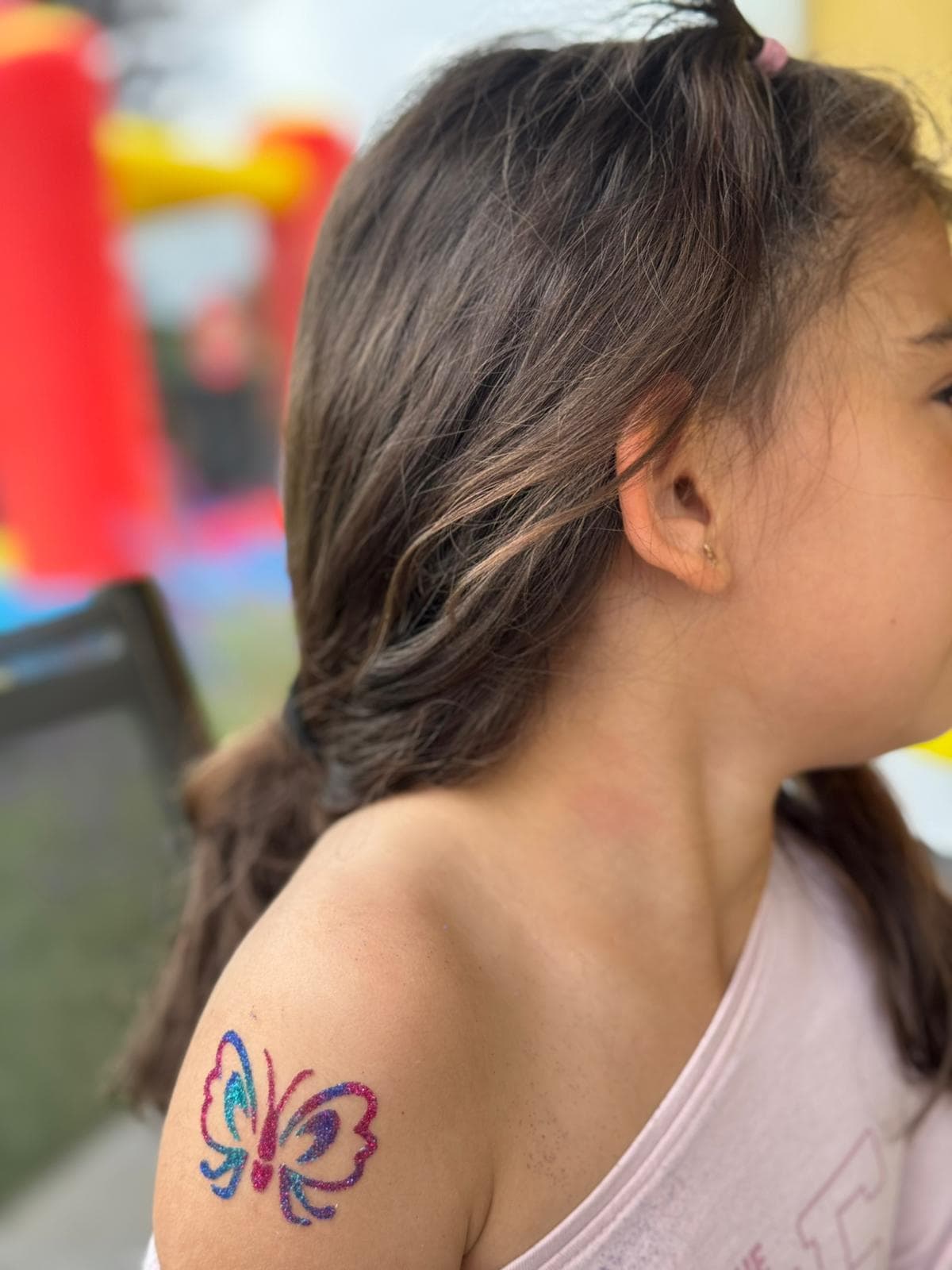 Tatouage à paillettes brillant sur la peau