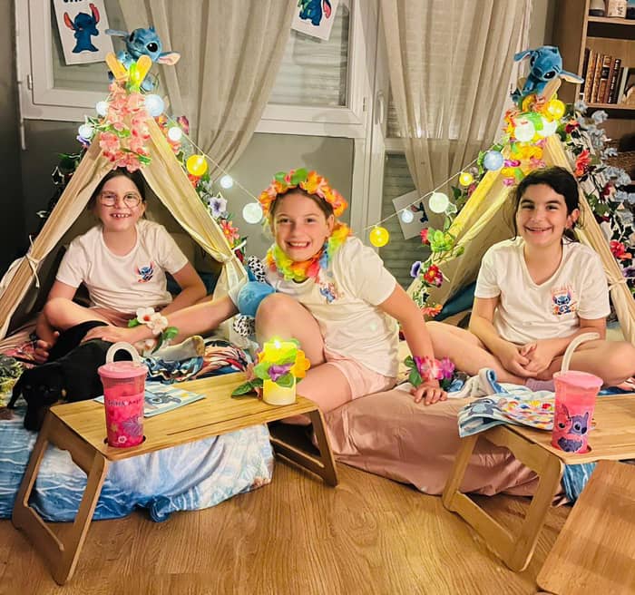 Tentes et couchages installés pour une pyjama party sur le thème Stitch